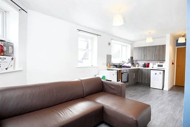 2 bed flat, Hill Park Crescent, Flat 3, Greenbank, Plymouth, PL48JP - Image 4
